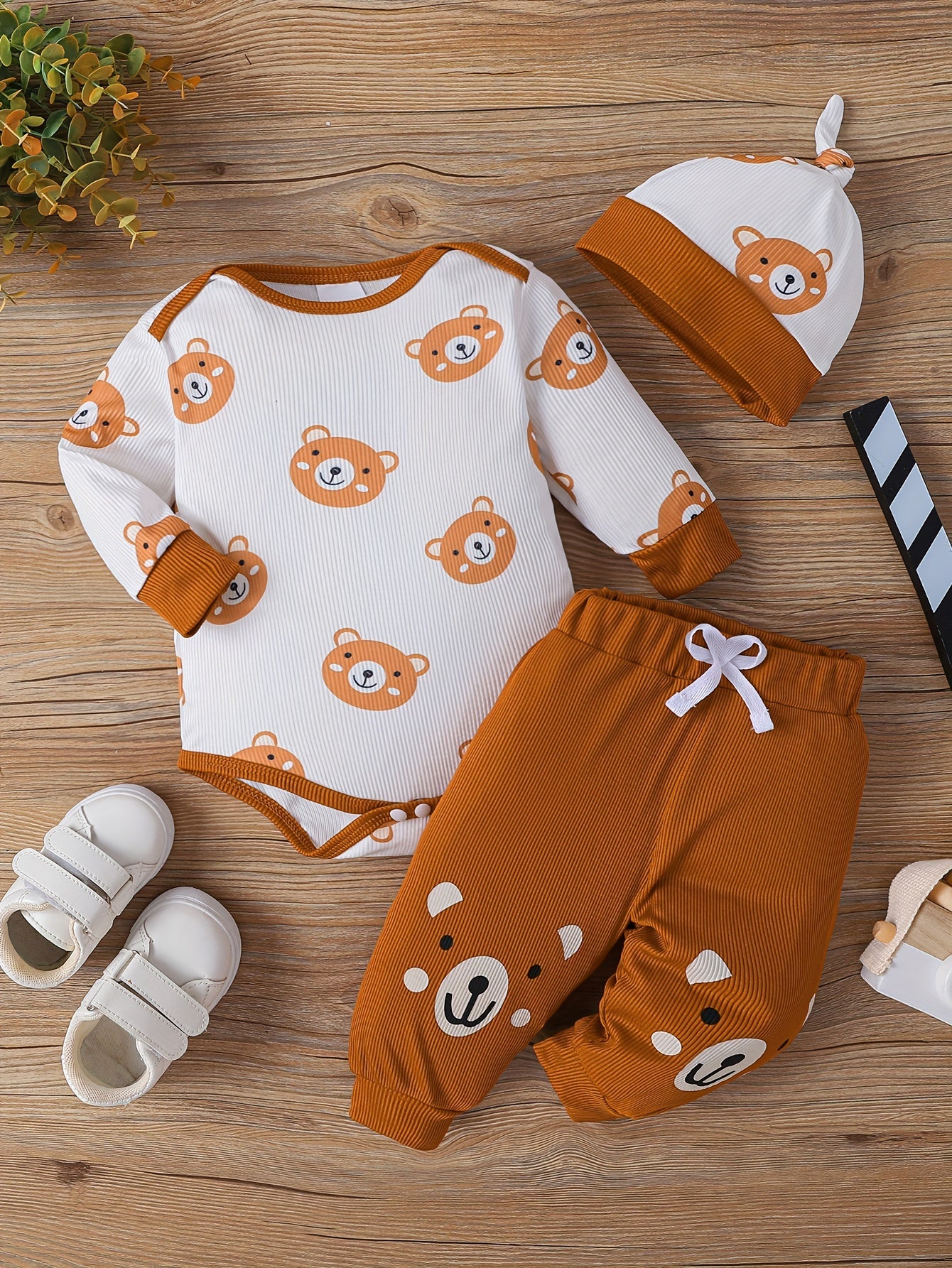 Baby Bear Print Outfit – Triangle Romper, Trousers & Hat 3-Piece Set (Soft & Comfortable, Newborn Outdoor Clothing)