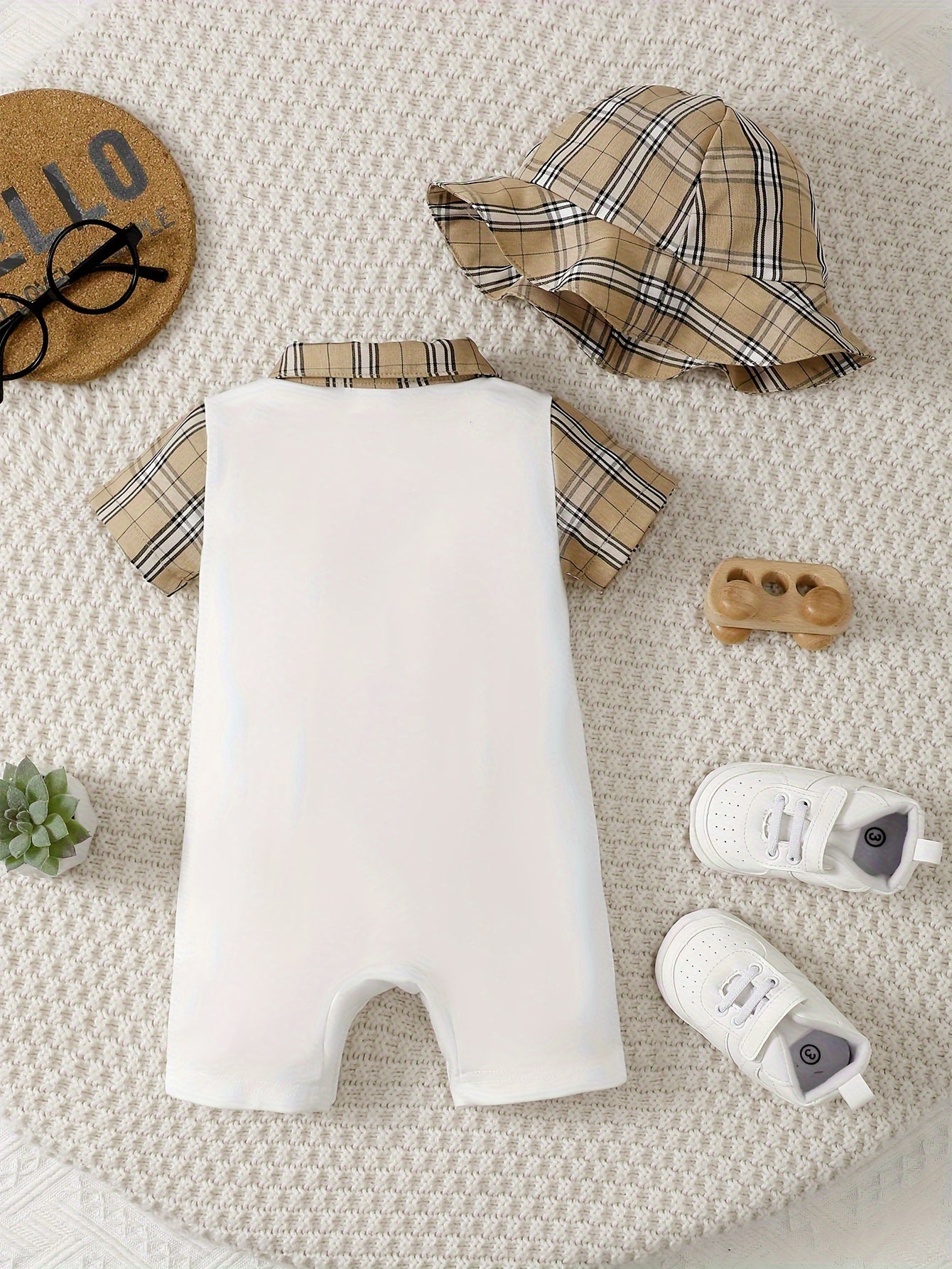 Baby Boy Plaid Print White Short Sleeve Romper with Plaid Fisherman Hat – Casual & Cute (0-3 Years, Summer Wear)