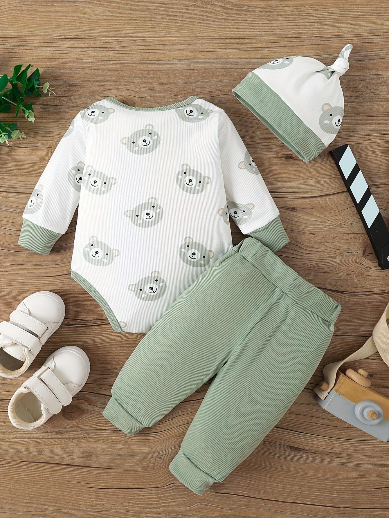 Baby Bear Print Outfit – Triangle Romper, Trousers & Hat 3-Piece Set (Soft & Comfortable, Newborn Outdoor Clothing)