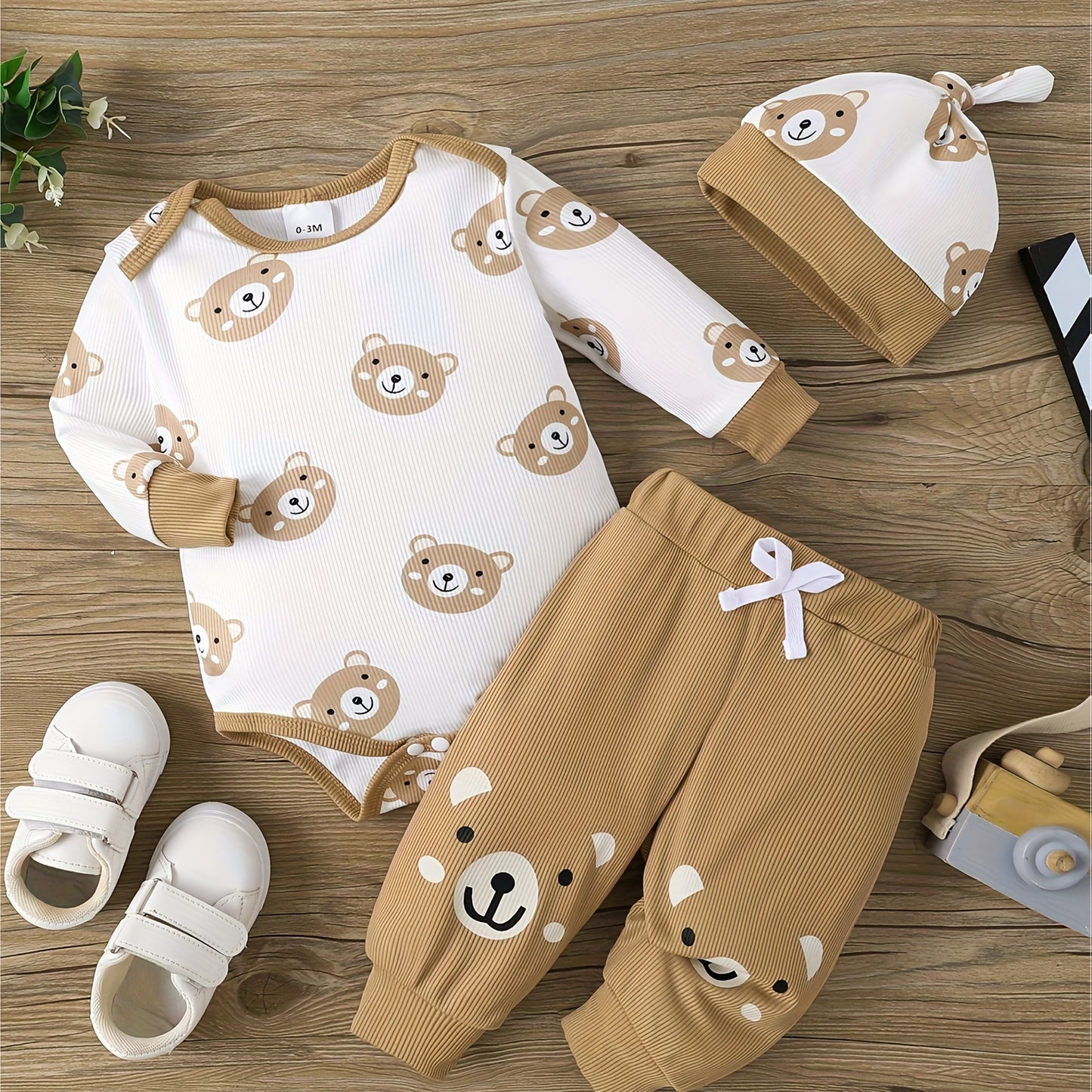 Baby Bear Print Outfit – Triangle Romper, Trousers & Hat 3-Piece Set (Soft & Comfortable, Newborn Outdoor Clothing)