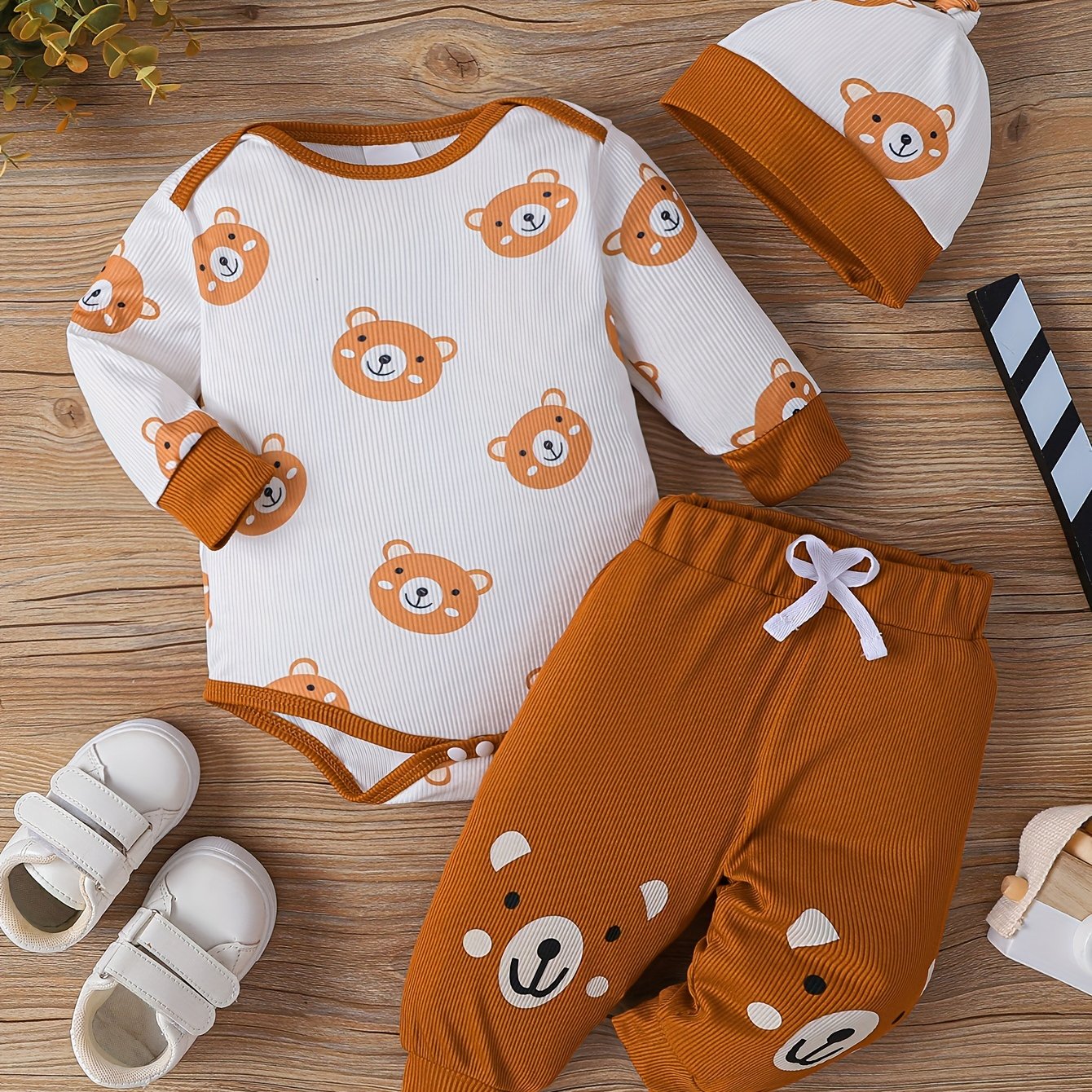 Baby Bear Print Outfit – Triangle Romper, Trousers & Hat 3-Piece Set (Soft & Comfortable, Newborn Outdoor Clothing)
