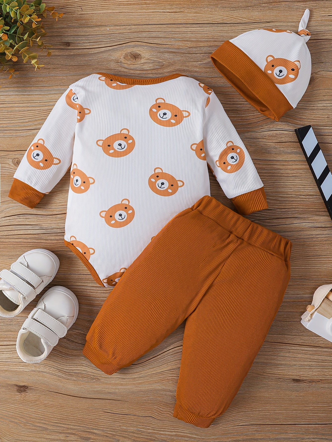 Baby Bear Print Outfit – Triangle Romper, Trousers & Hat 3-Piece Set (Soft & Comfortable, Newborn Outdoor Clothing)