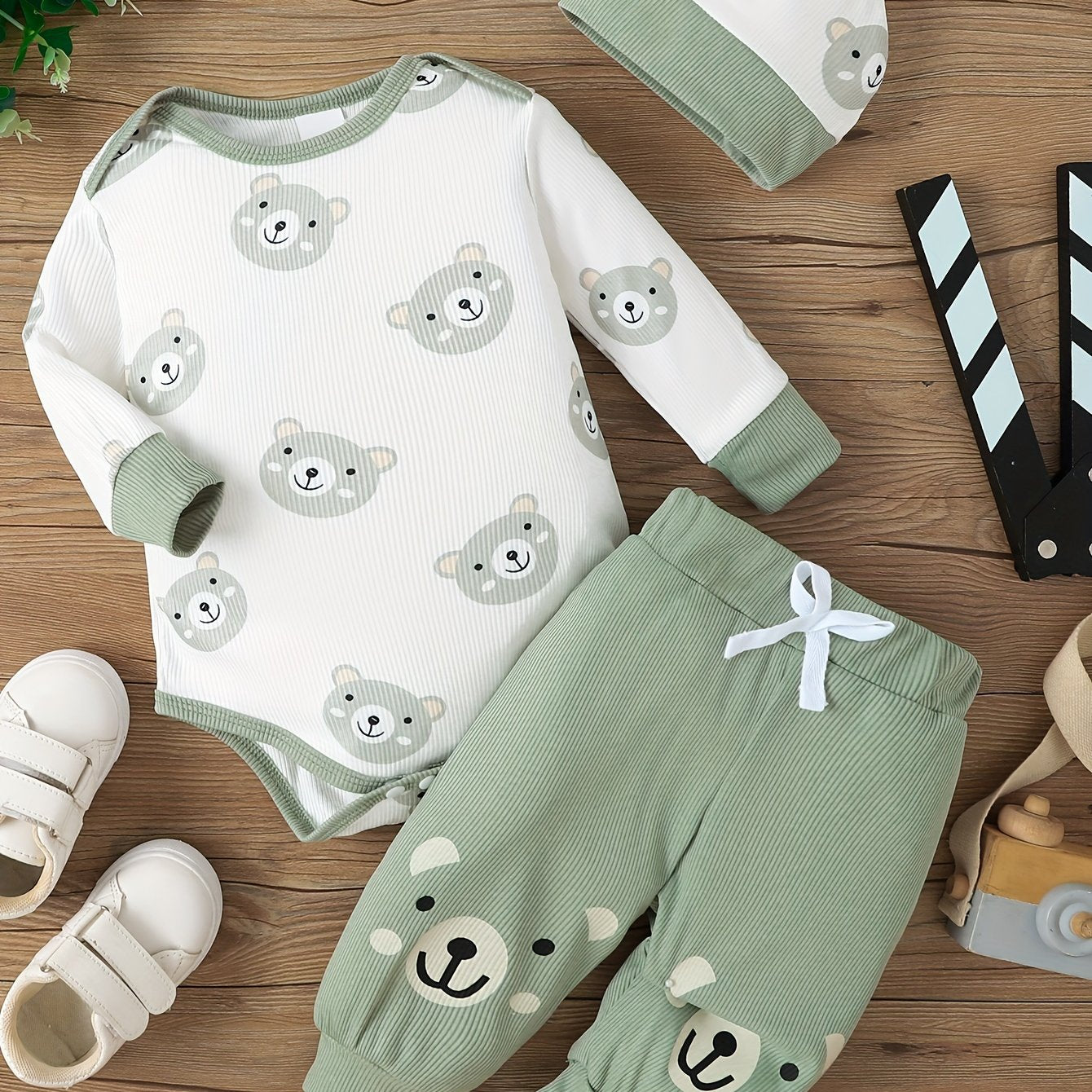 Baby Bear Print Outfit – Triangle Romper, Trousers & Hat 3-Piece Set (Soft & Comfortable, Newborn Outdoor Clothing)