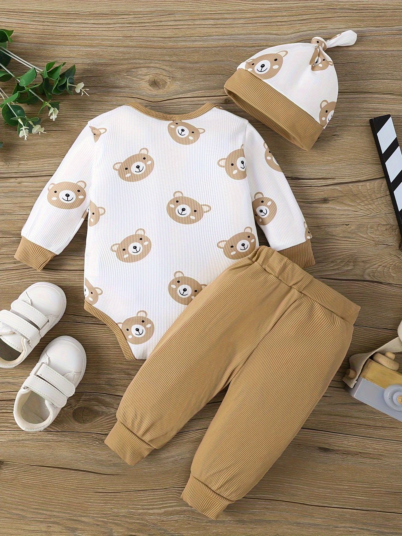 Baby Bear Print Outfit – Triangle Romper, Trousers & Hat 3-Piece Set (Soft & Comfortable, Newborn Outdoor Clothing)