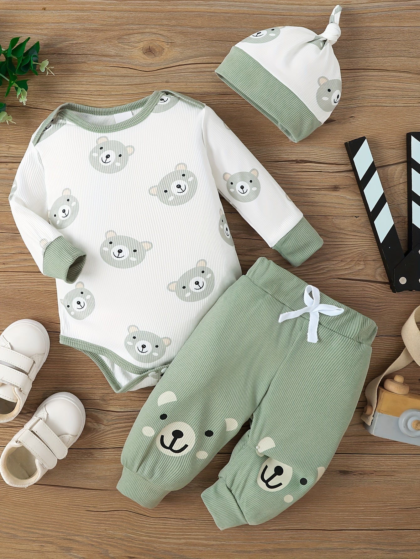 Baby Bear Print Outfit – Triangle Romper, Trousers & Hat 3-Piece Set (Soft & Comfortable, Newborn Outdoor Clothing)