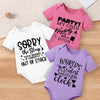 3pcs Cute Baby Girl Rompers – “Sorry, Party My Crib” & Fun Letter Prints – Short Sleeve Summer Bodysuits in White, Pink, Purple – Soft & Breathable Elastane/Polyester – Machine Washable, Perfect for Outdoor Wear