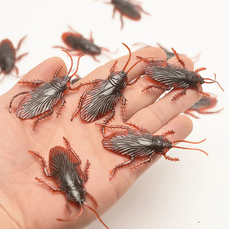 Realistic Plastic Cockroach Prank Toys — 10/20-Pack Fake Roaches, 7×2 cm (2.8×0.8 in) Scary Halloween & Gag Gift
